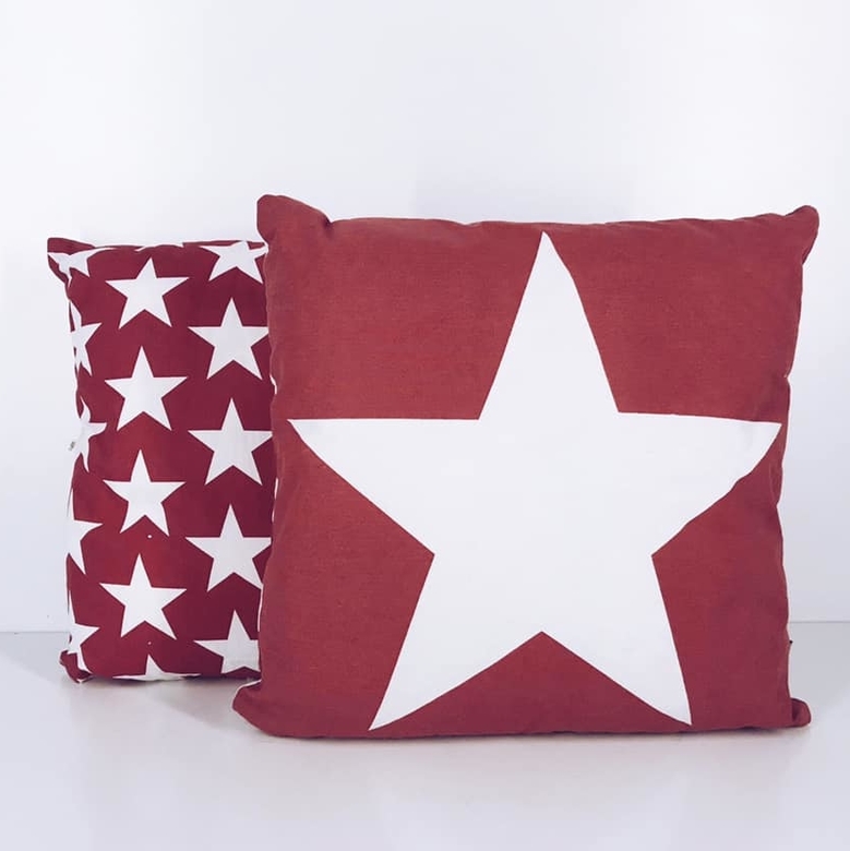 Подушка декоративна червона/беж у зірках в американському стилі PW-208