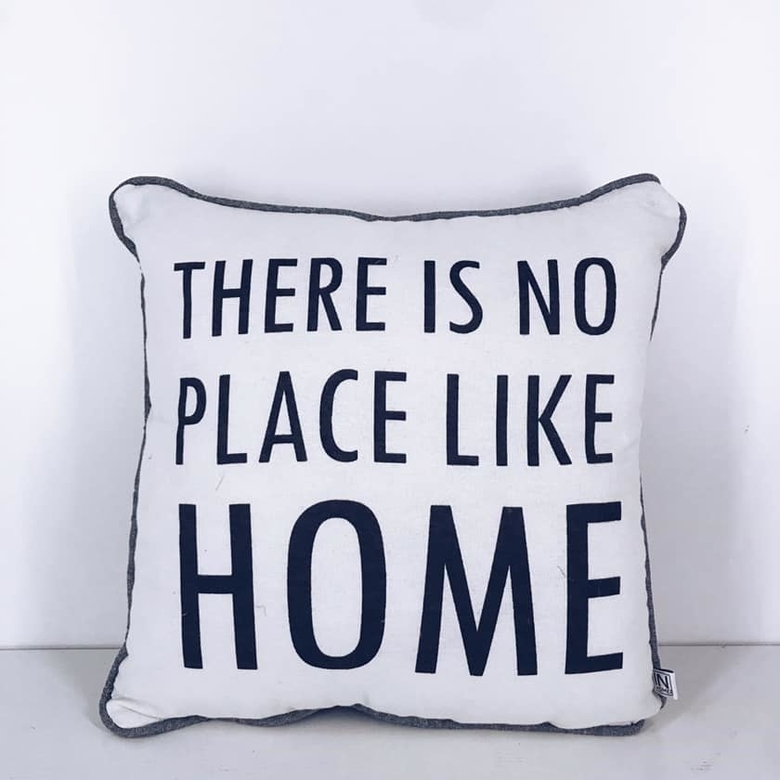 Подушка декоративна текстовий принт чорний/білий PW-204