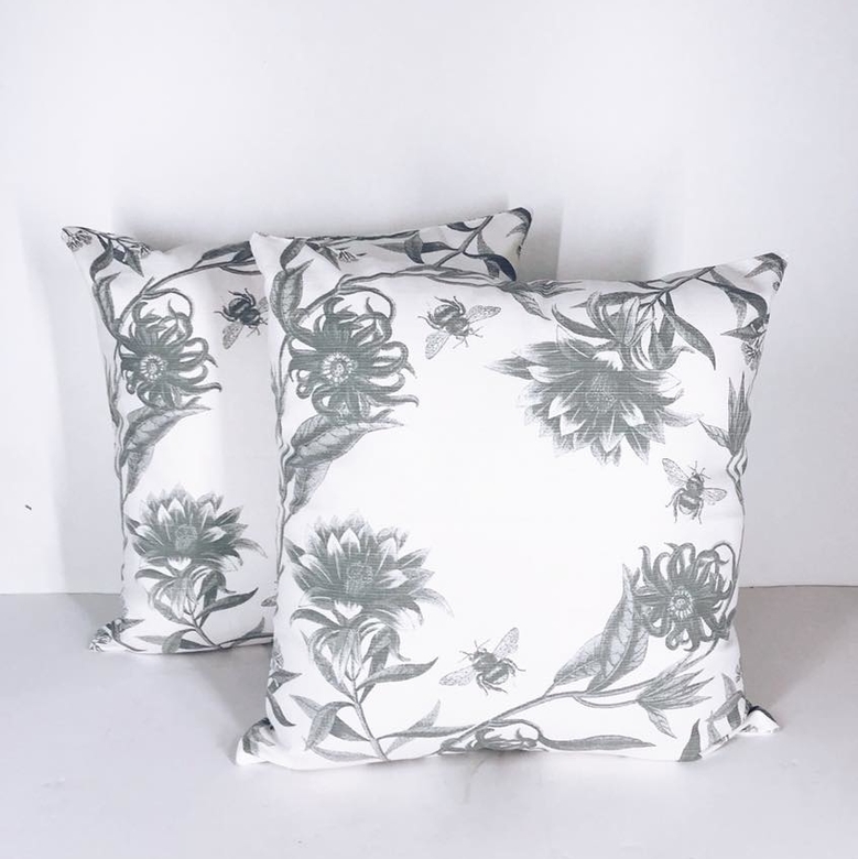 Подушка декоративна сірі квіти PW-122