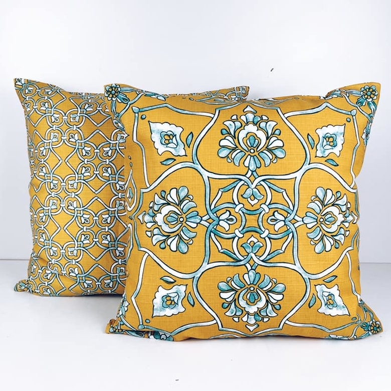 Подушка декоративна біло-зелені візерунки охра PW-298