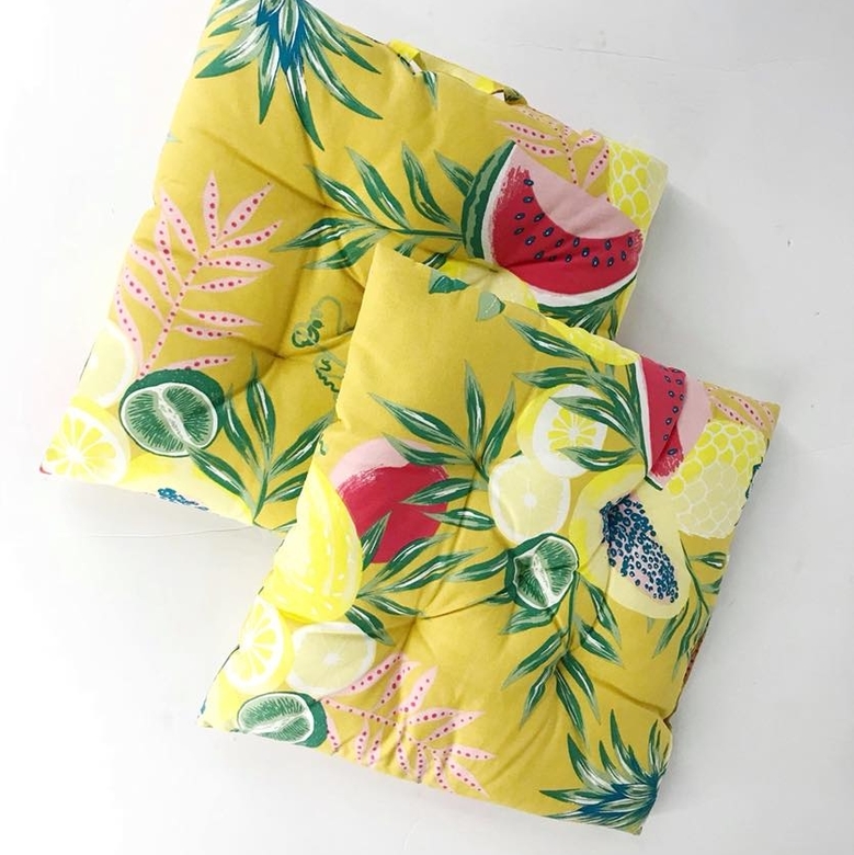 Подушка декоративна для сидіння жовта з тропічним принтом PW-135