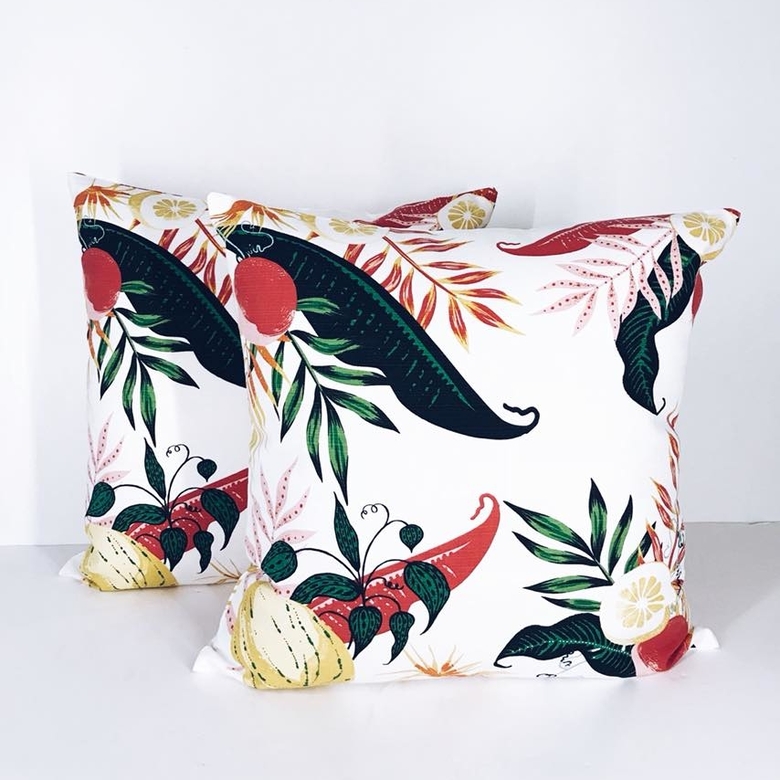 Подушка декоративна біла тропічний принт PW-133