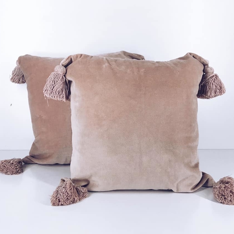 Подушка декоративна бежево-рожевий велюр з китицями PW-190