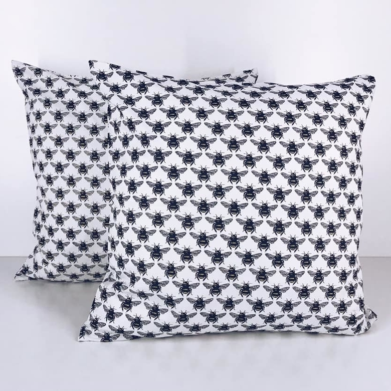 Подушка декоративна біла в чорних мушках PW-165