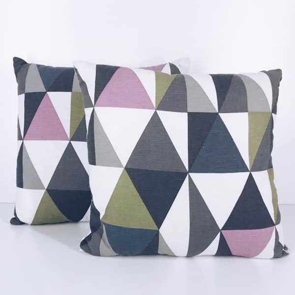 Подушка декоративна принт трикутники сірий/бузковий PW-222