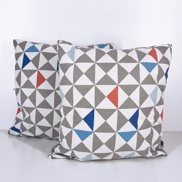 Подушка декоративна принт трикутники сірі/білі PW-191