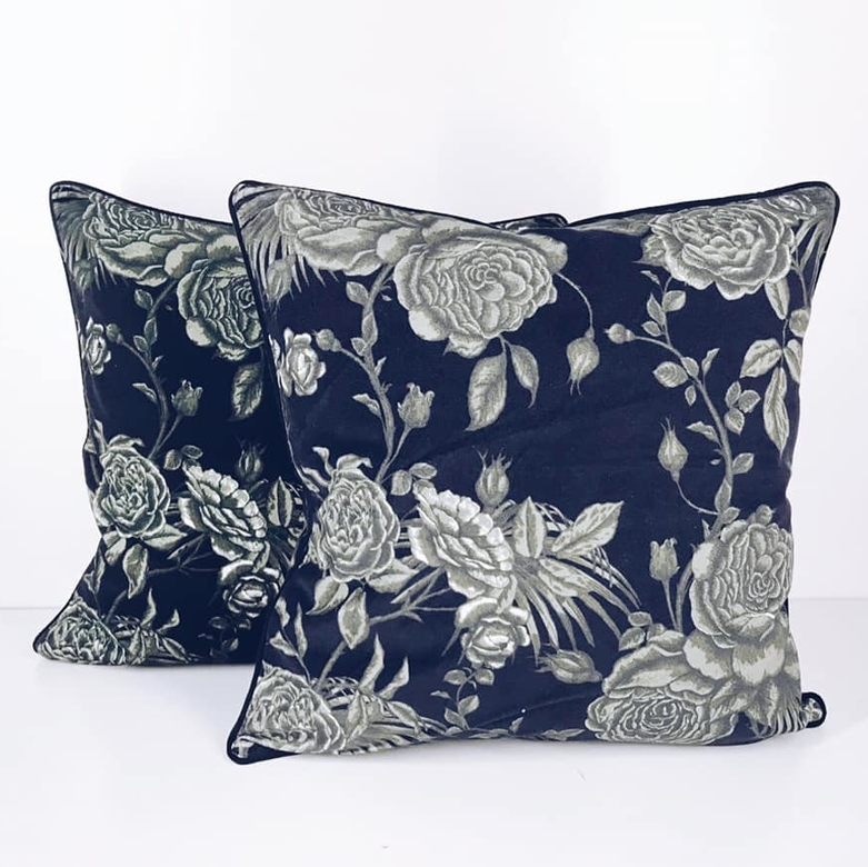 Подушка декоративна троянди сірі на чорному PW-250