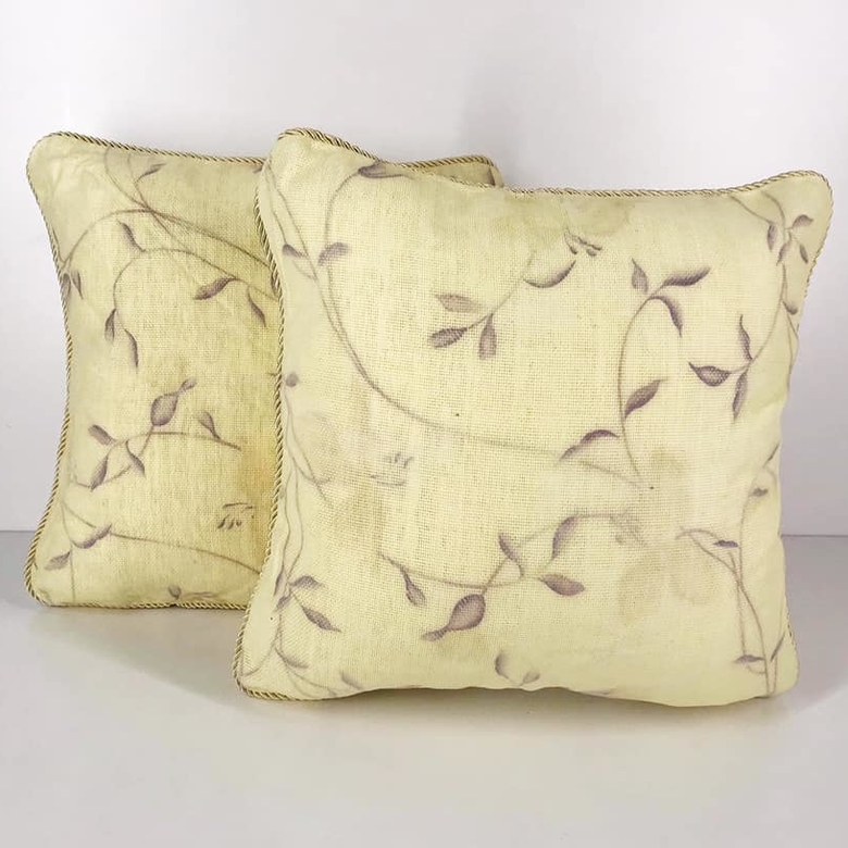 Подушка декоративна візерунок з квітами на блідо-жовтому PW-228