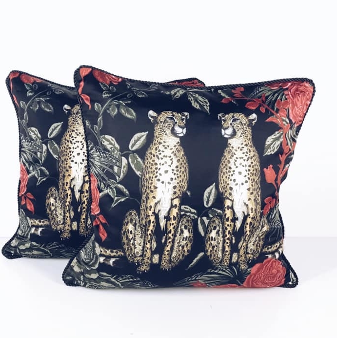 Подушка декоративна велюр леопард з тронами на чорному PW-251