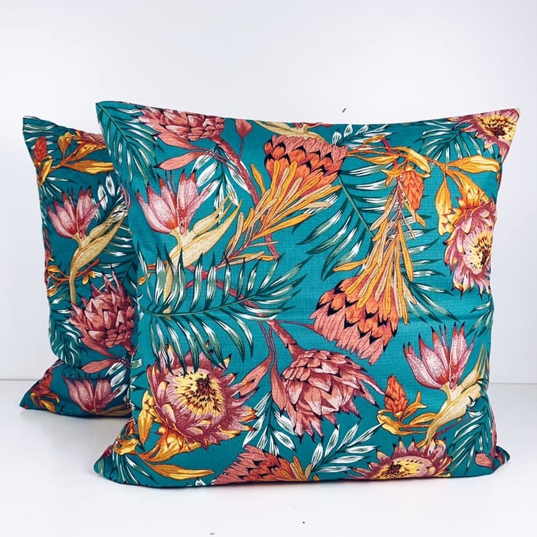 Подушка декоративна тропічні квіти на смарагдовому фоні PW-303