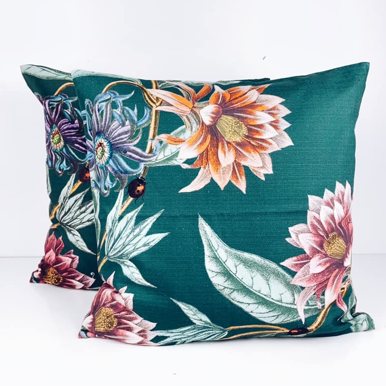 Подушка декоративна тропічні квіти великі на смарагдовому фоні PW-304