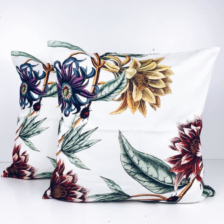 Подушка декоративна тропічні квіти великі на білому фоні PW-295