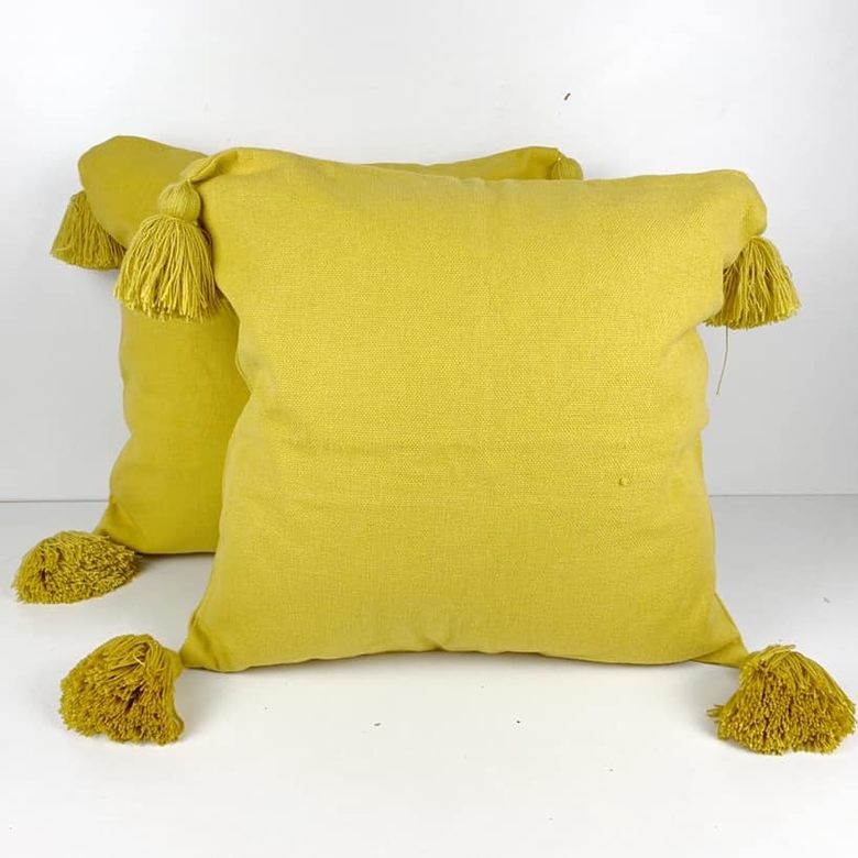 Подушка декоративна з китицями жовта PW-294