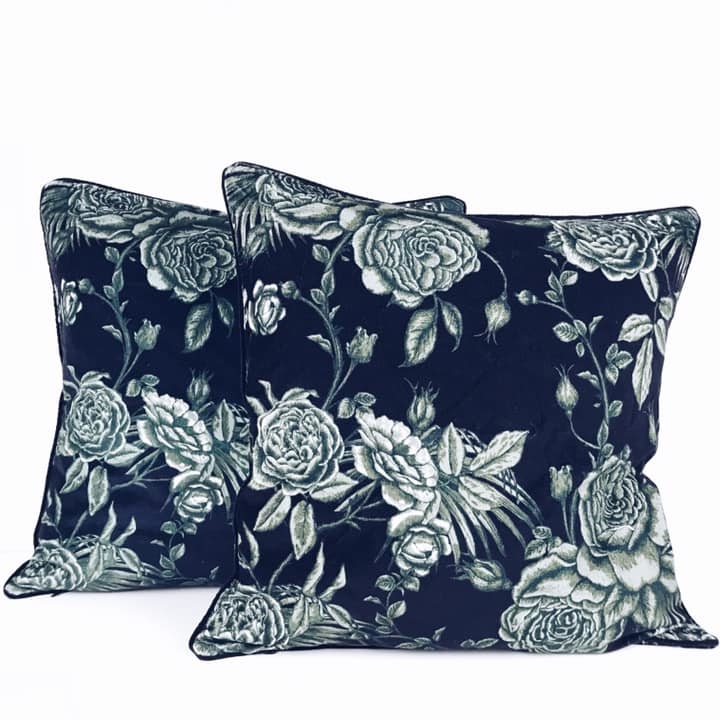 Подушка декоративна троянди зелені на чорному PW-260