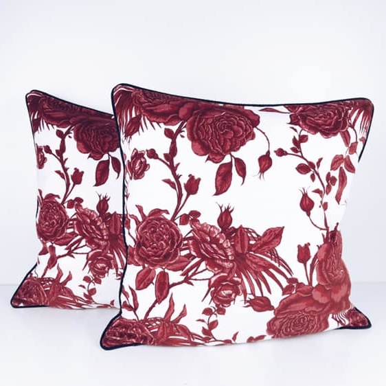 Подушка декоративна квіти бордо на білому PW-259