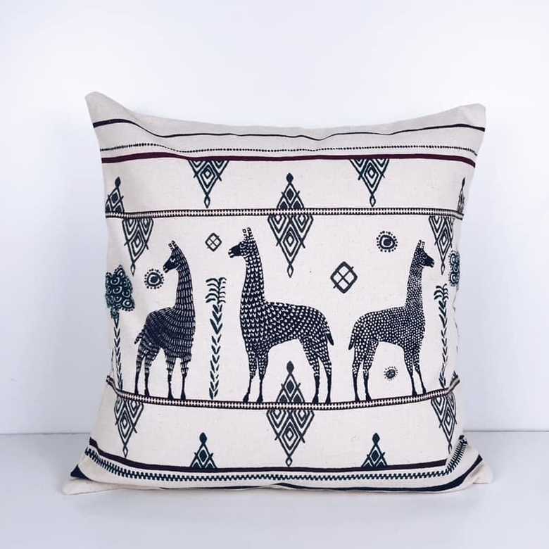 Подушка декоративна ч/б перуанські лами PW-270