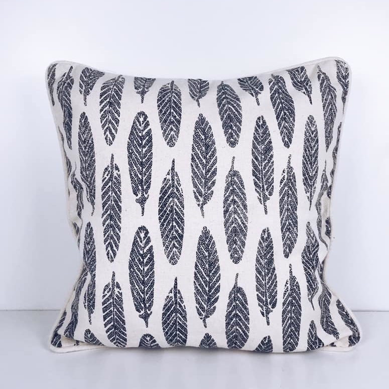 Подушка декоративна ч/б перо PW-271