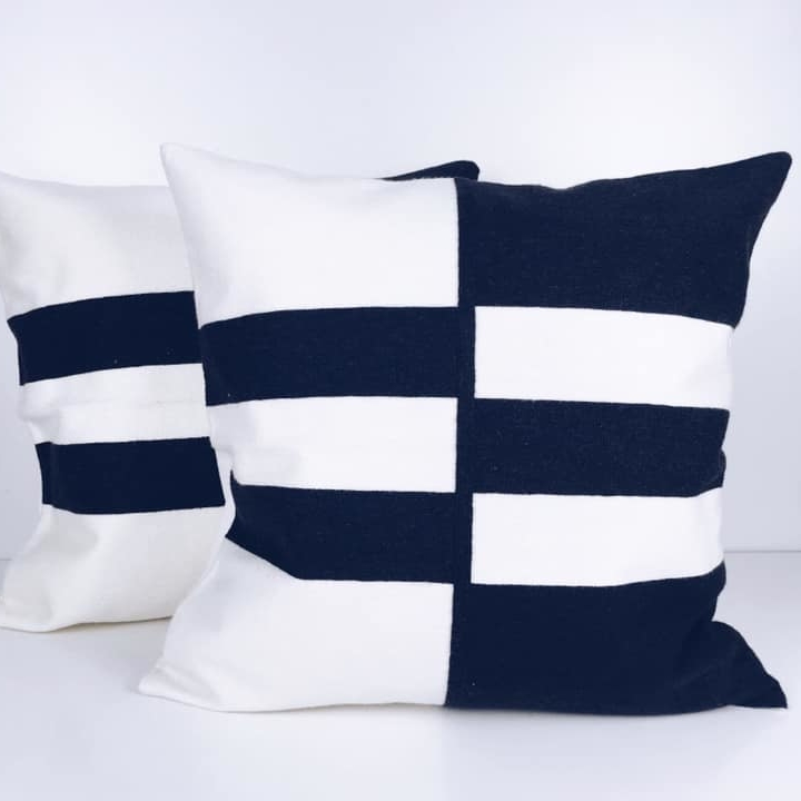 Подушка декоративна ч/б слуги інверсія PW-273