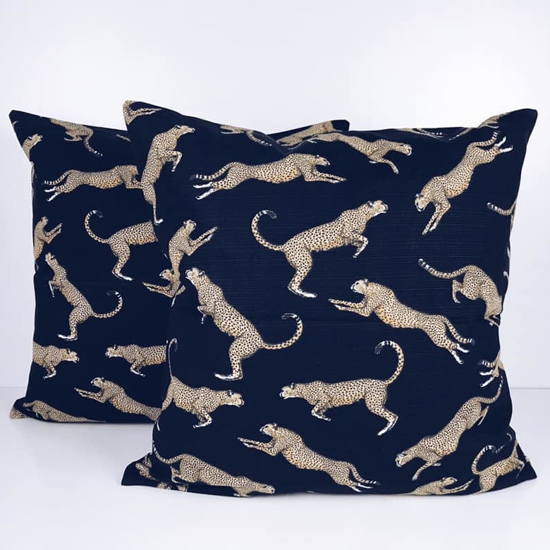 Подушка декоративна чорна з леопардами PW-276