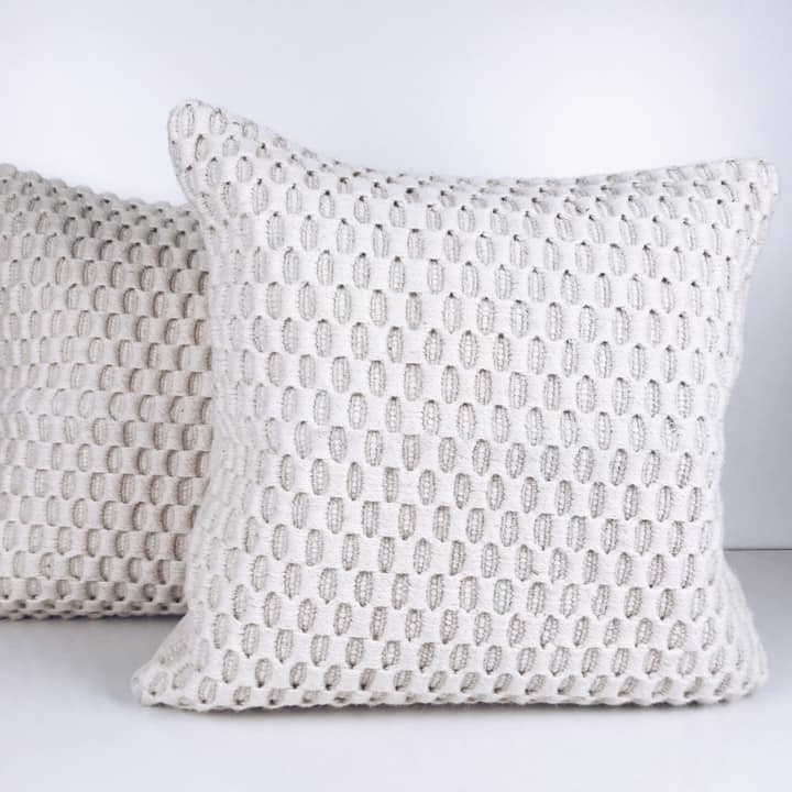 Подушка декоративна фактура соти біла PW-277