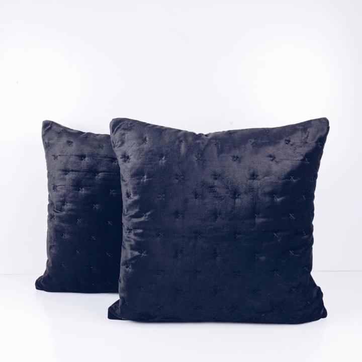 Подушка декоративна велюр чорний зі стьожкою PW-292