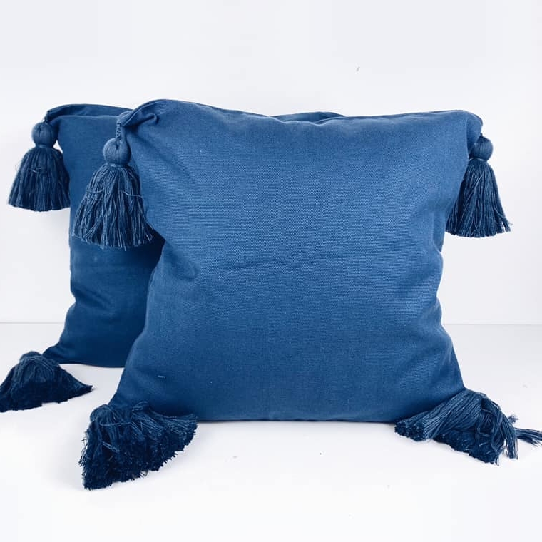 Подушка декоративна з китицями світлий синій PW-297