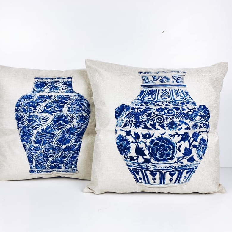 Подушка декоративна біл/синій принт китайська ваза PW-301