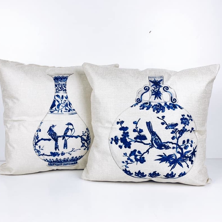 Подушка декоративна біл/синій принт китайська ваза PW-302