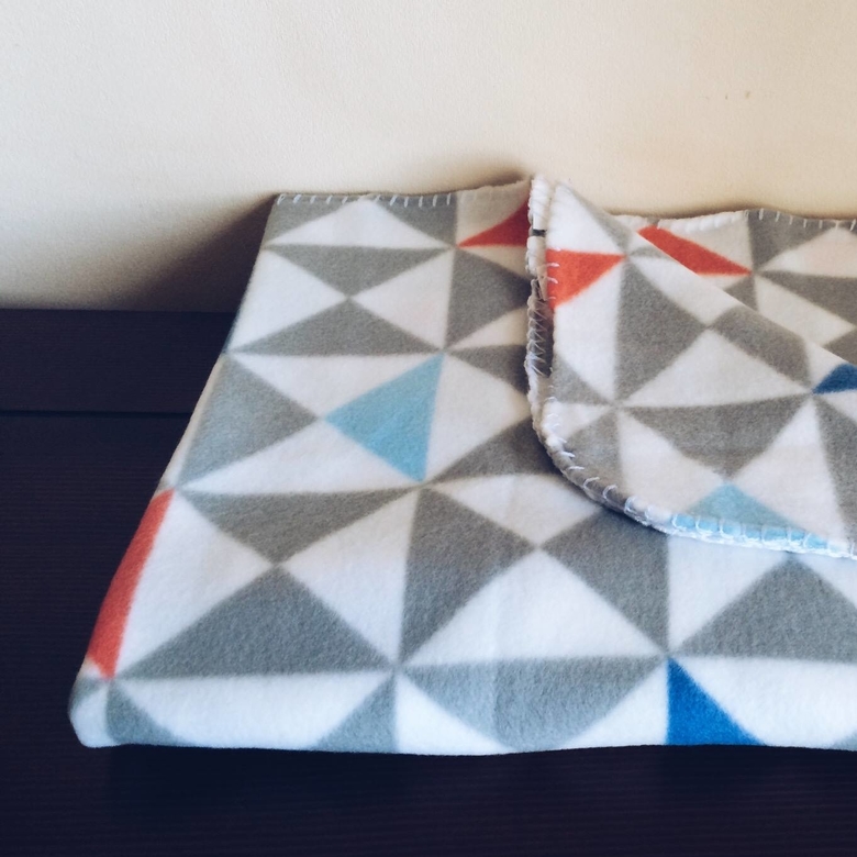 Плед фліс трикутники сірі/білі WR-022