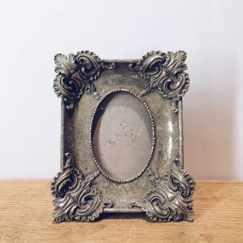 Фоторамка прямокутна з об'ємним декором для овального фото сіро-срібна AR-195