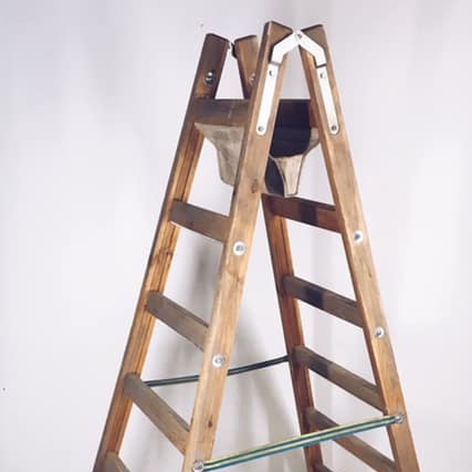 Драбина стрім'янка дерев'яна з кишенькою для інструментів