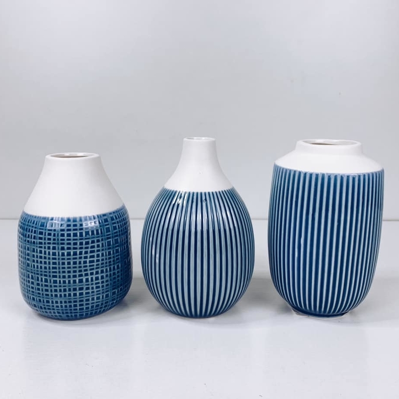 Ваза рельєфна синьо-біла кераміка глянець VA-277