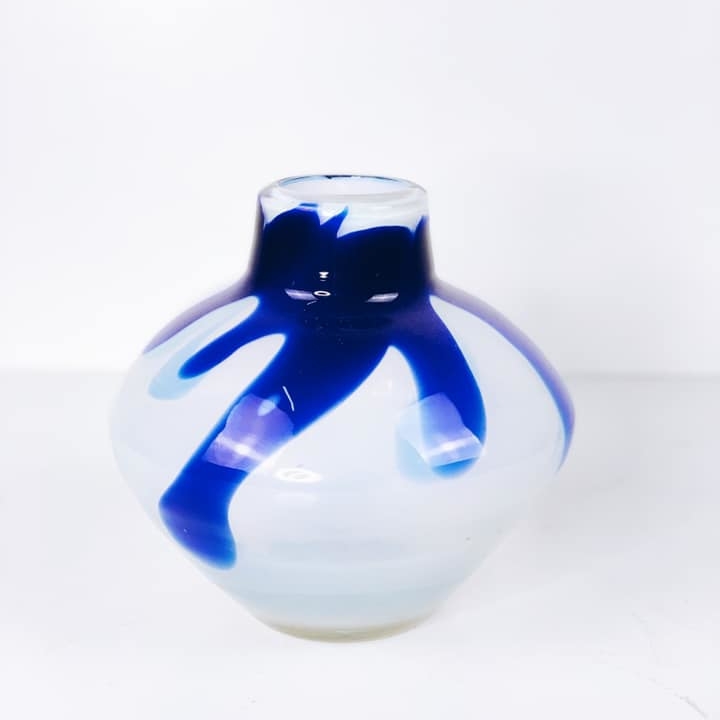 Ваза біло-синіє художнє скло VA-273