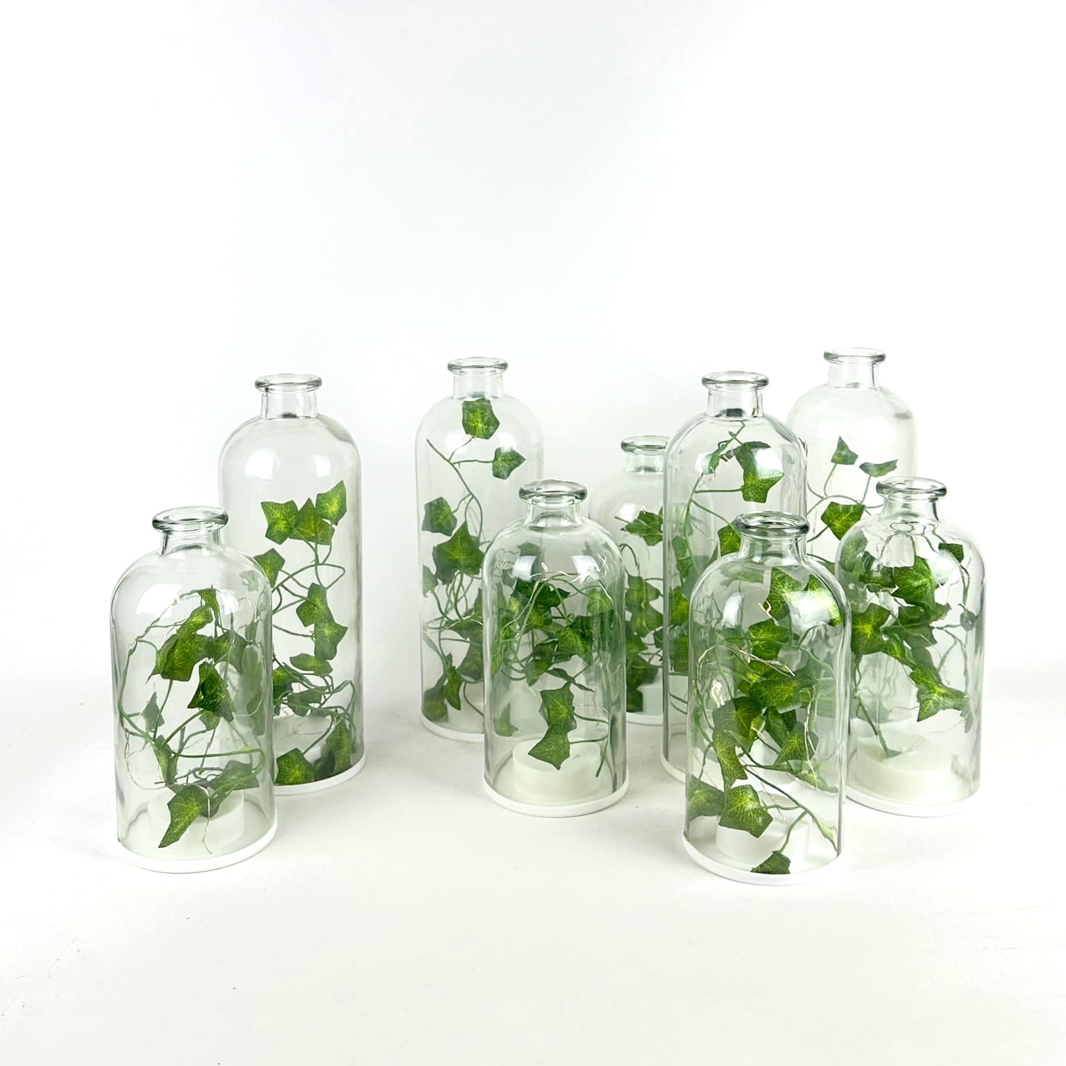 Пляшка з штучним плющем та підсвіткою скло