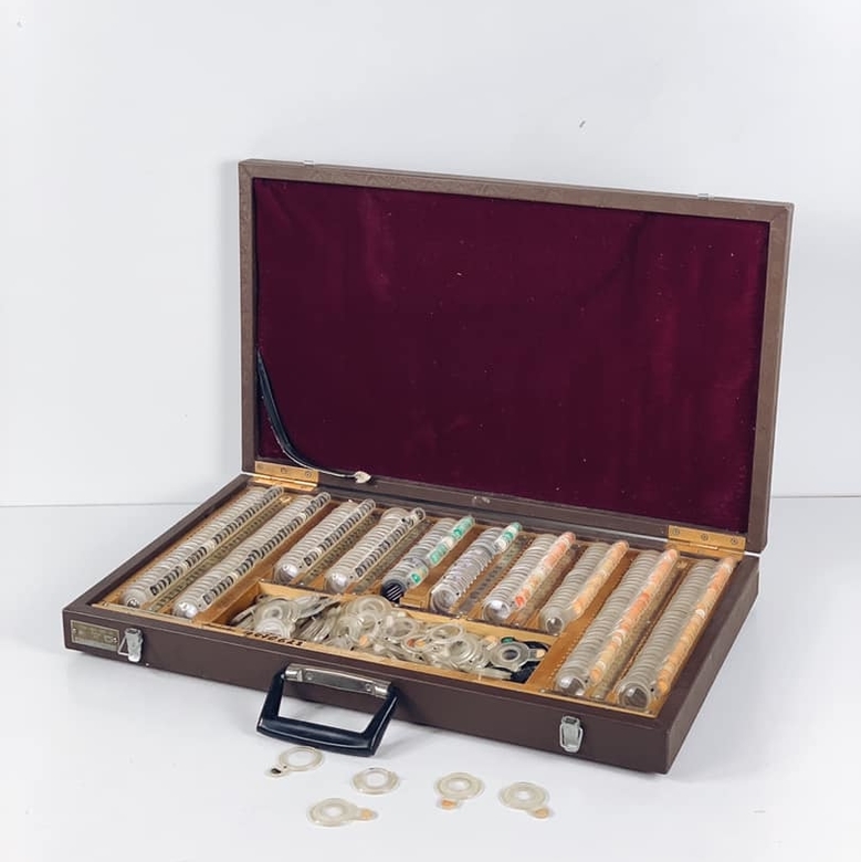 Лінзи для підбору окулярів у валізі вінтаж