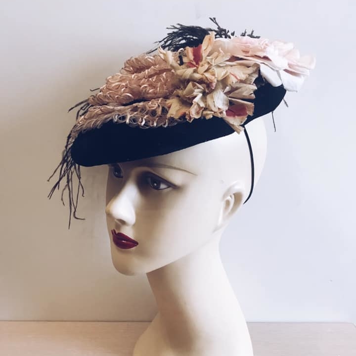 Капелюшок вінтаж чорний/блідо-рожевий оксамит/органза/штучні квіти/пірь'я страуса