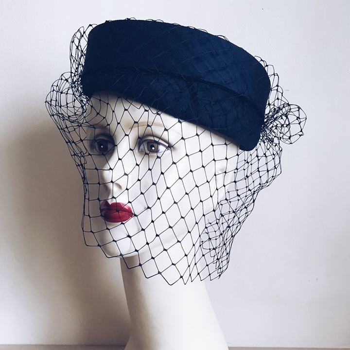 Капелюшок-таблетка з вуалью вінтаж синій