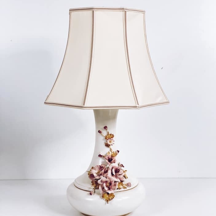 Лампа настільна вінтаж база порцеляна квітковий рельєф абажур беж LT-161