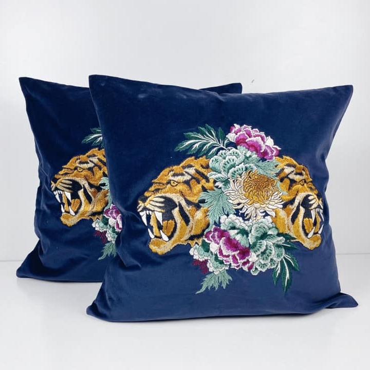 Подушка декоративна велюр синій вышивка тигри та квіти PW-321
