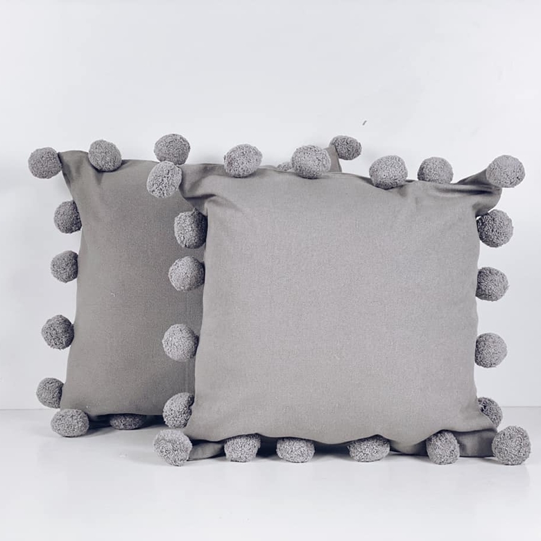 Подушка декоративна з помпонами бавовна св-сірий PW-317