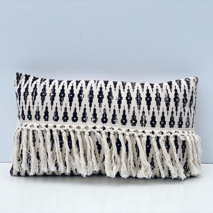 Подушка декоративна прямокутна чорно-білий принт ромби декор китиці PW-328