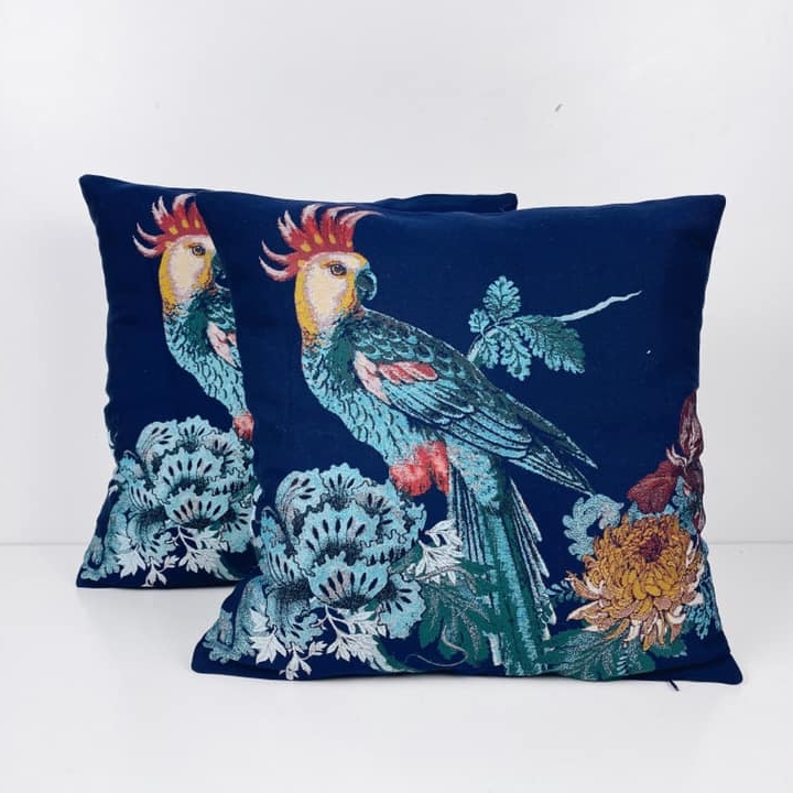 Подушка декоративна синя Папуга і хризантеми PW-318