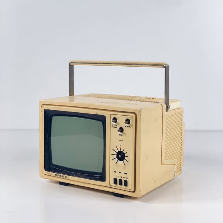 Телевізор портативний беж вінтаж TV-040