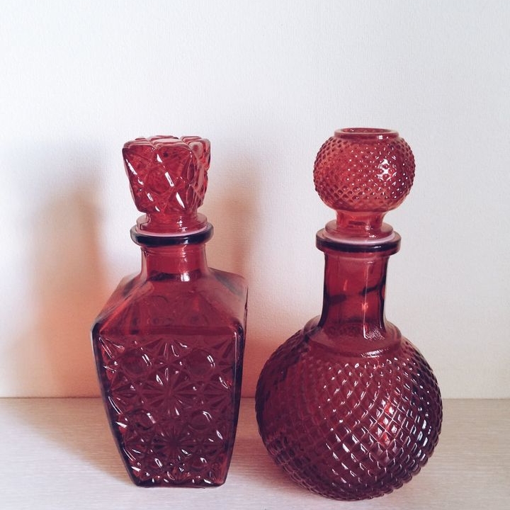 Графин декоративний рельєфне скло червоне