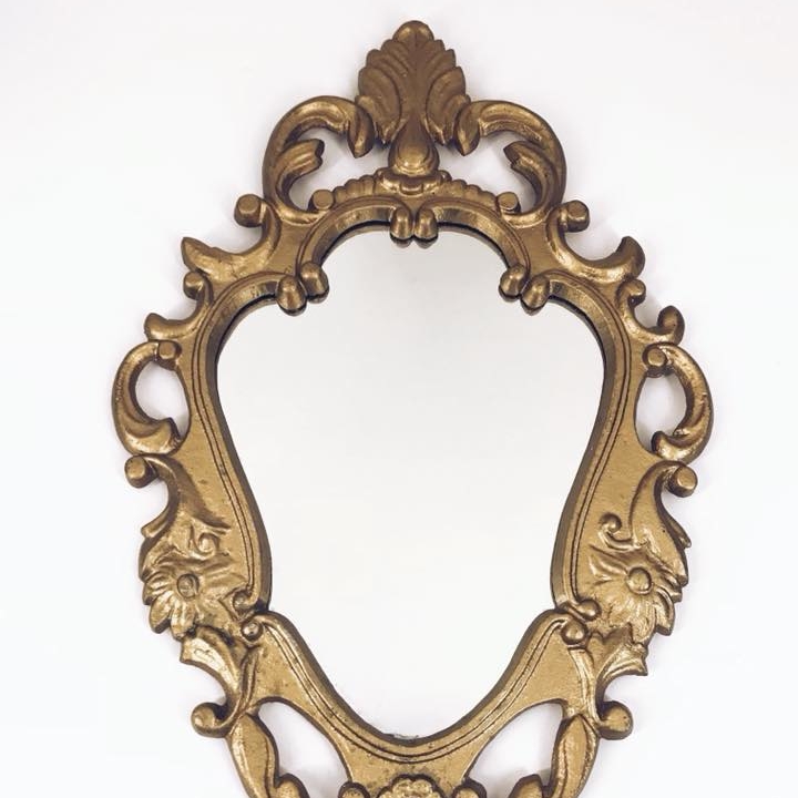 Дзеркало вінтаж фігурна рама метал золотий MR-022