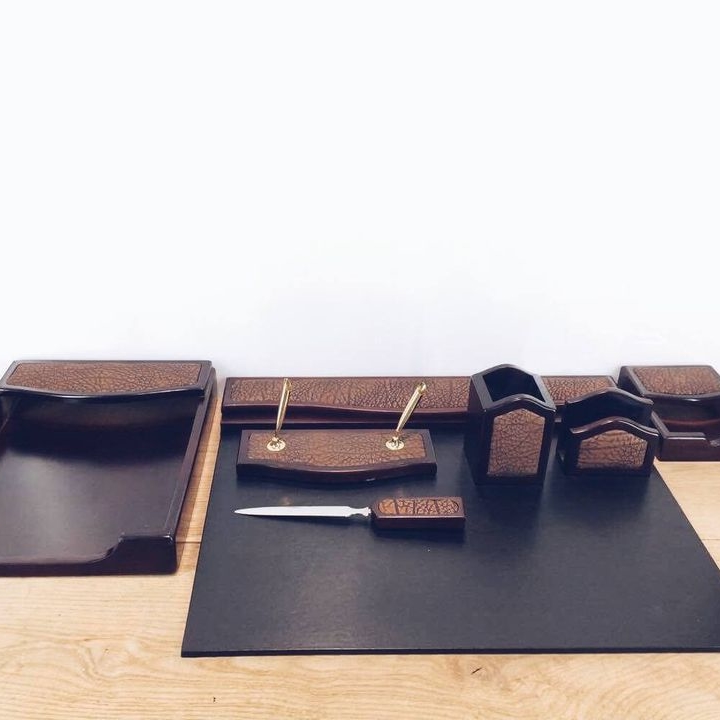 Набір підставок на стіл керівника дерево/шкіра