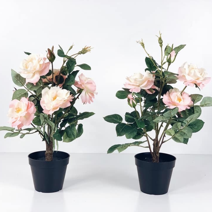 Троянда блідо-рожева штучна у чорному вазоні FW-122
