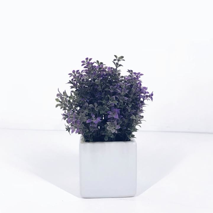 Трава штучна фіолетова у білому кашпо FW-048