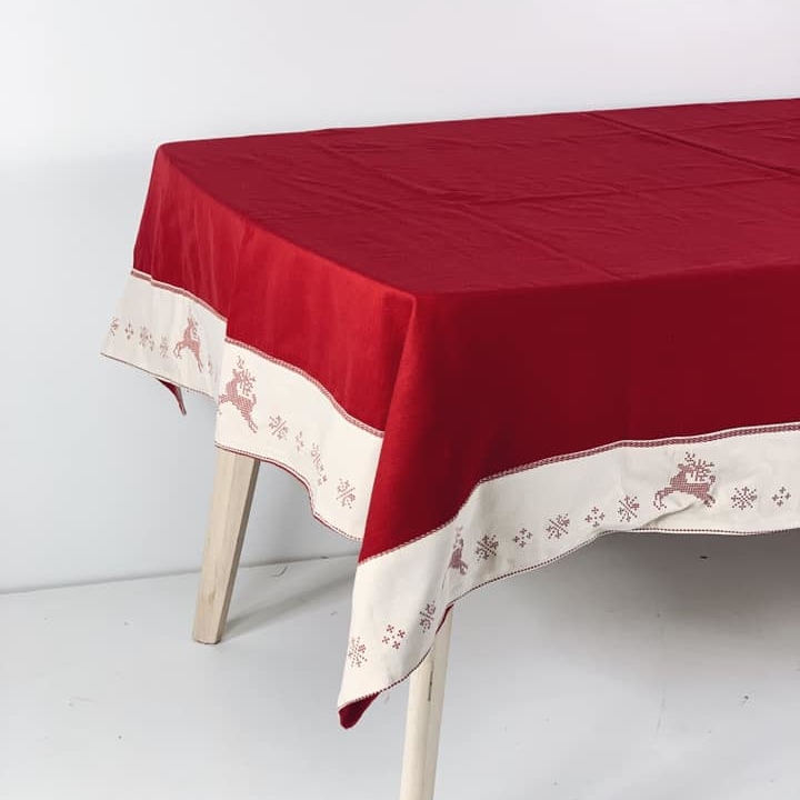 Скатертина червона з декоративною рамкою з оленями TT-002