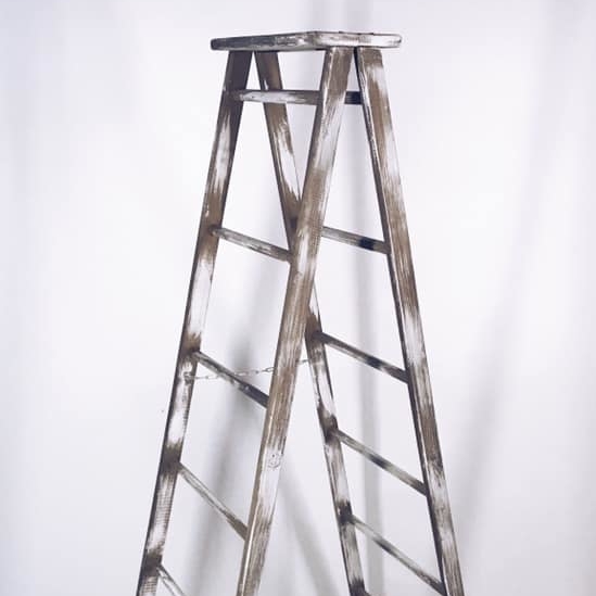 Драбина-стрім'янка декоративна дерево сіро-біле